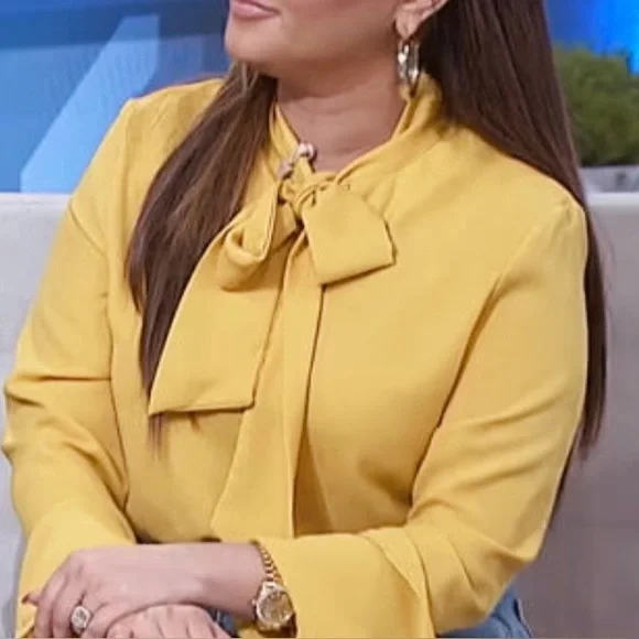 Vintage dressy/ formal/ professional blouse w/ tie neck & cuffs. Subtle yellow L - Picture 2 of 10